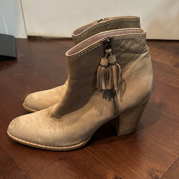 Stuart weitzman light brown suede booties with tassel - Picture 6 of 6